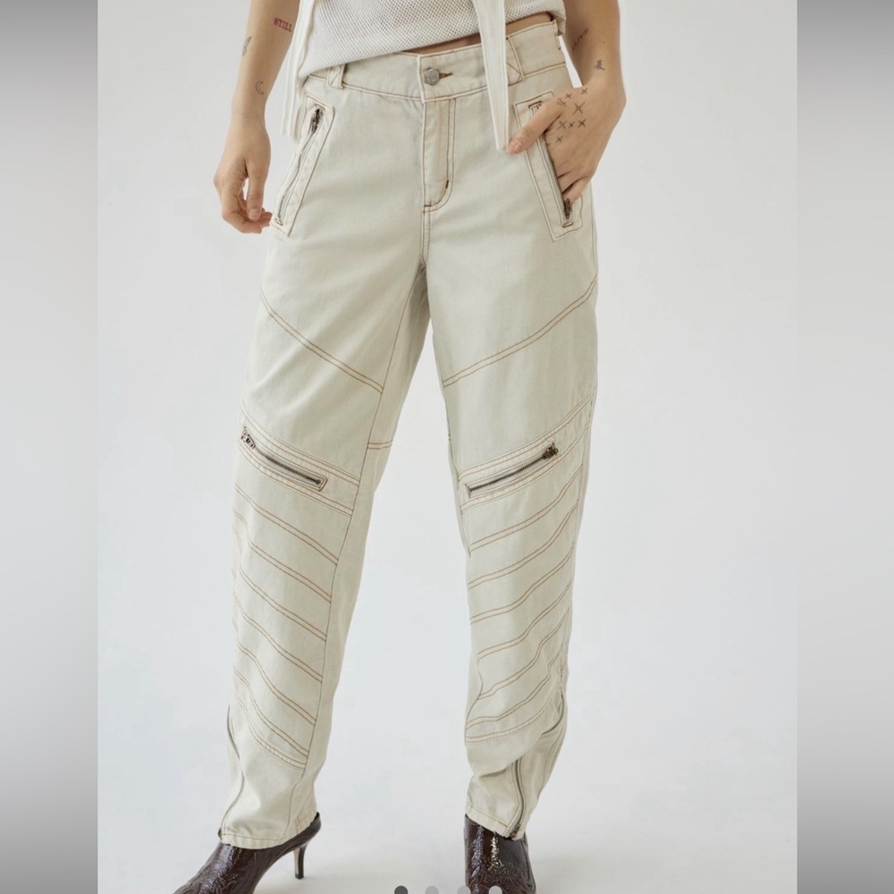 BDG women’s low-rise moto-style jeans in an ivory color.Size 24